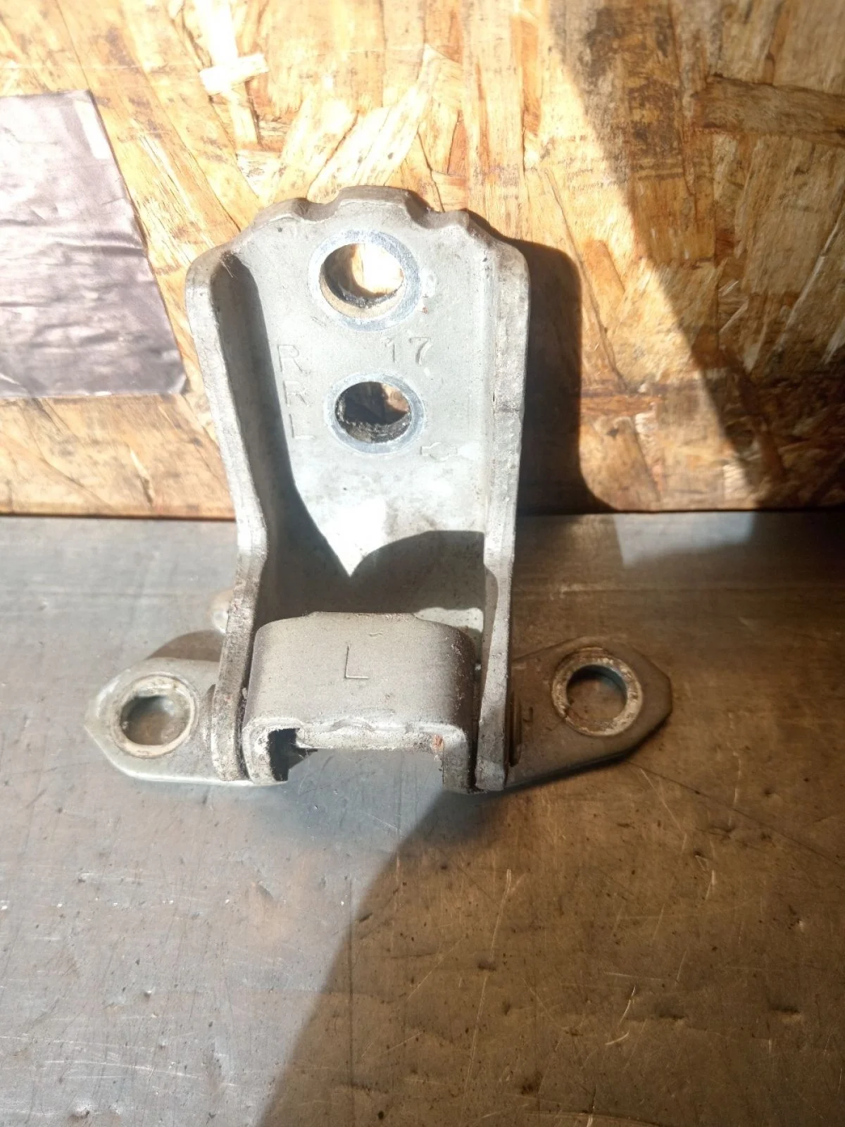 Петля двери передней Nissan Pathfinder III рестайлинг (2010—2014) 2011 KAF - бежевый