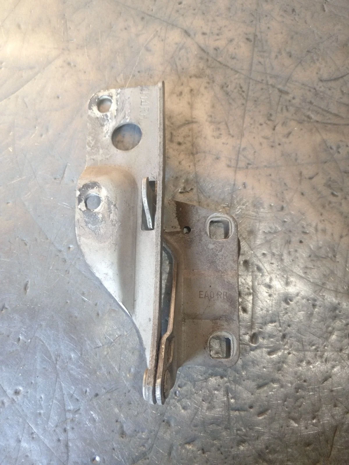 Петля капота правая Nissan Pathfinder III рестайлинг (2010—2014) 2011 KAF - бежевый