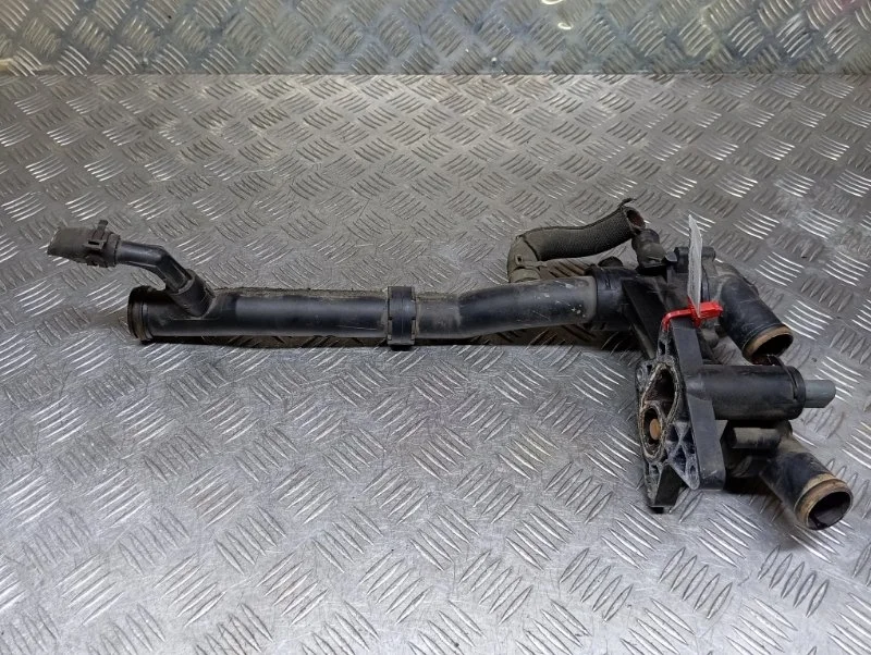 Термостат в сборе с корпусом Volkswagen Golf 6