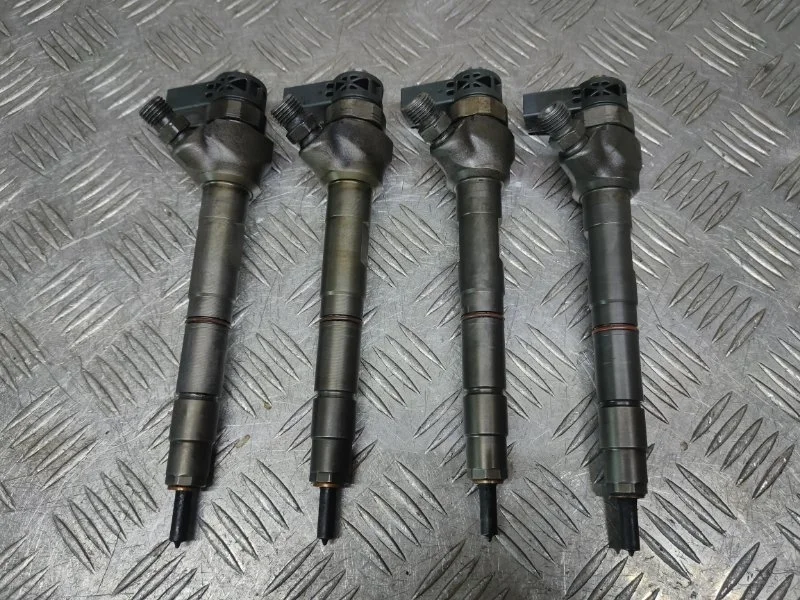 Форсунка топливная Volkswagen Golf 6 2.0TDI