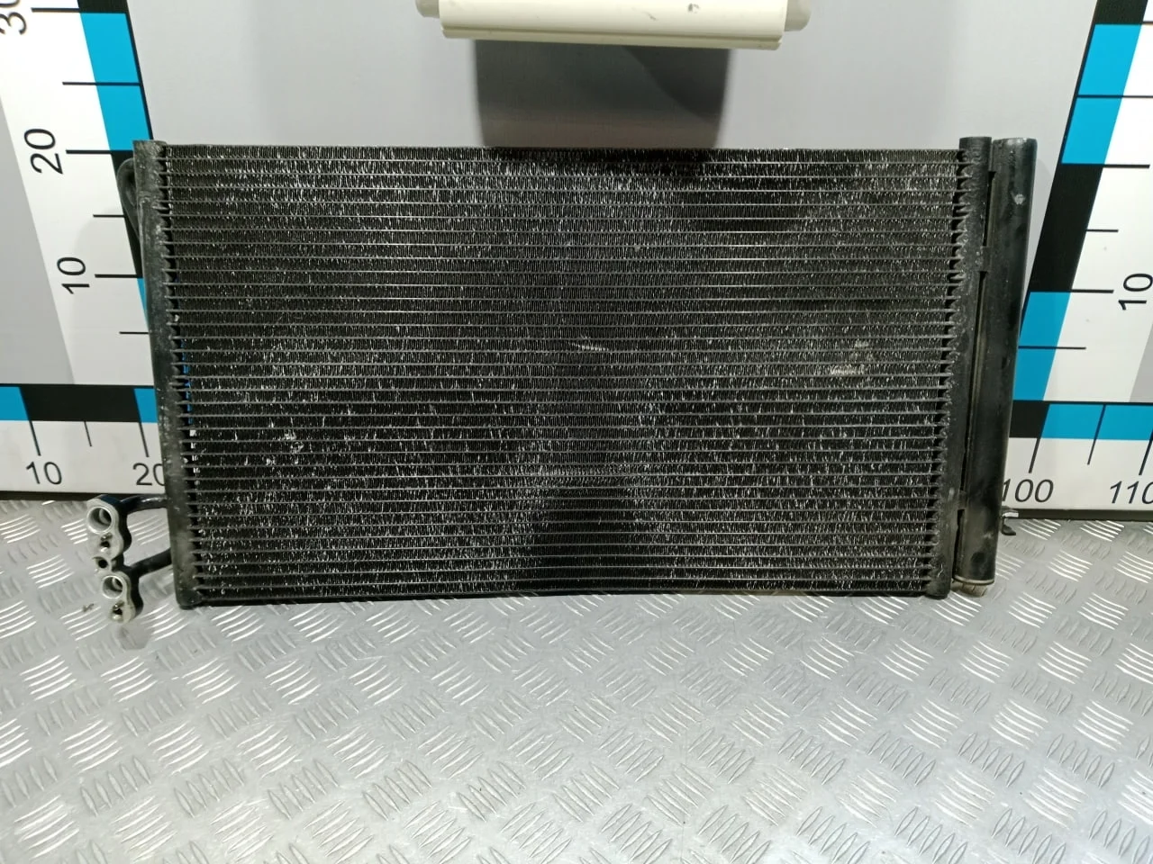 [Б/У] Радиатор кондиционера - Небольшая примятость в центральной части [ХОРОШЕЕ] [Код: 00658906 ]