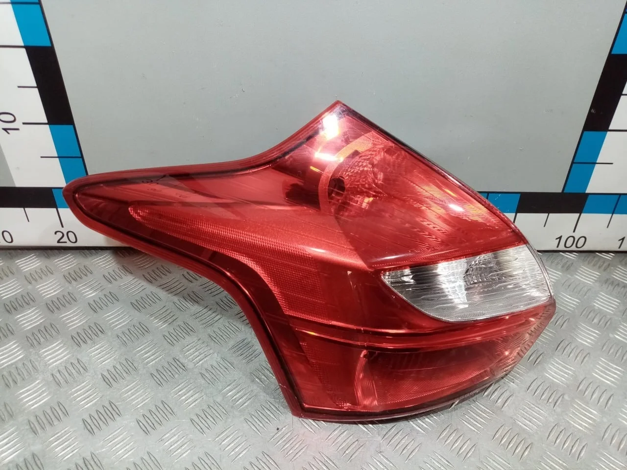 [Б/У] Фонарь задний левый Ford Focus III - (Состояние: приклеен уголок кромки стекла , герметичность не нарушена) [Незначительные дефекты] [Код: 00657975 ]