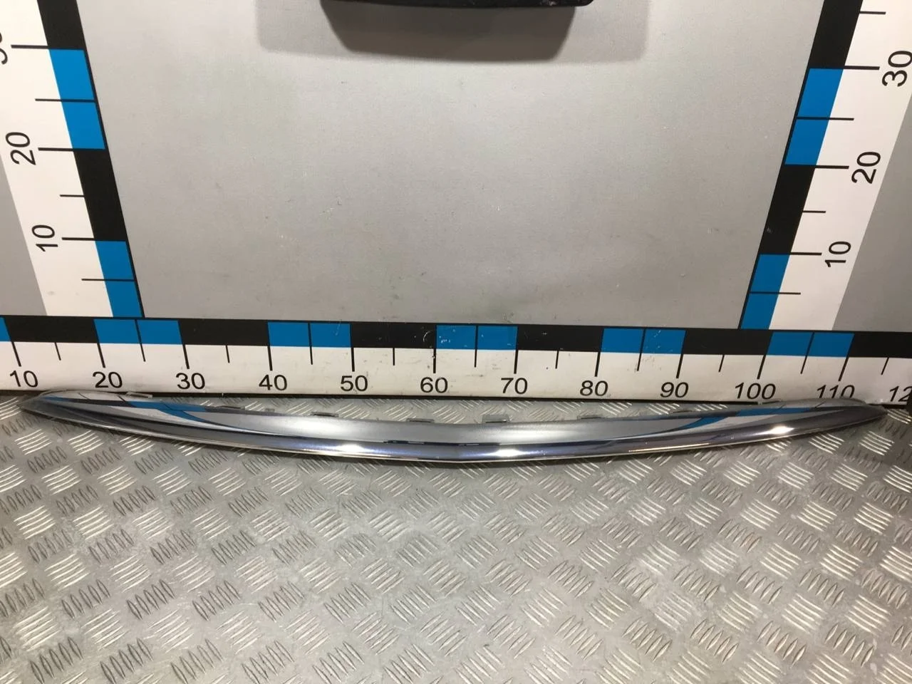 [Б/У] Накладка переднего бампера нижняя хром - (Состояние: незначительные царапины в нижней части) [ХОРОШЕЕ] [Код: 00657641 ]