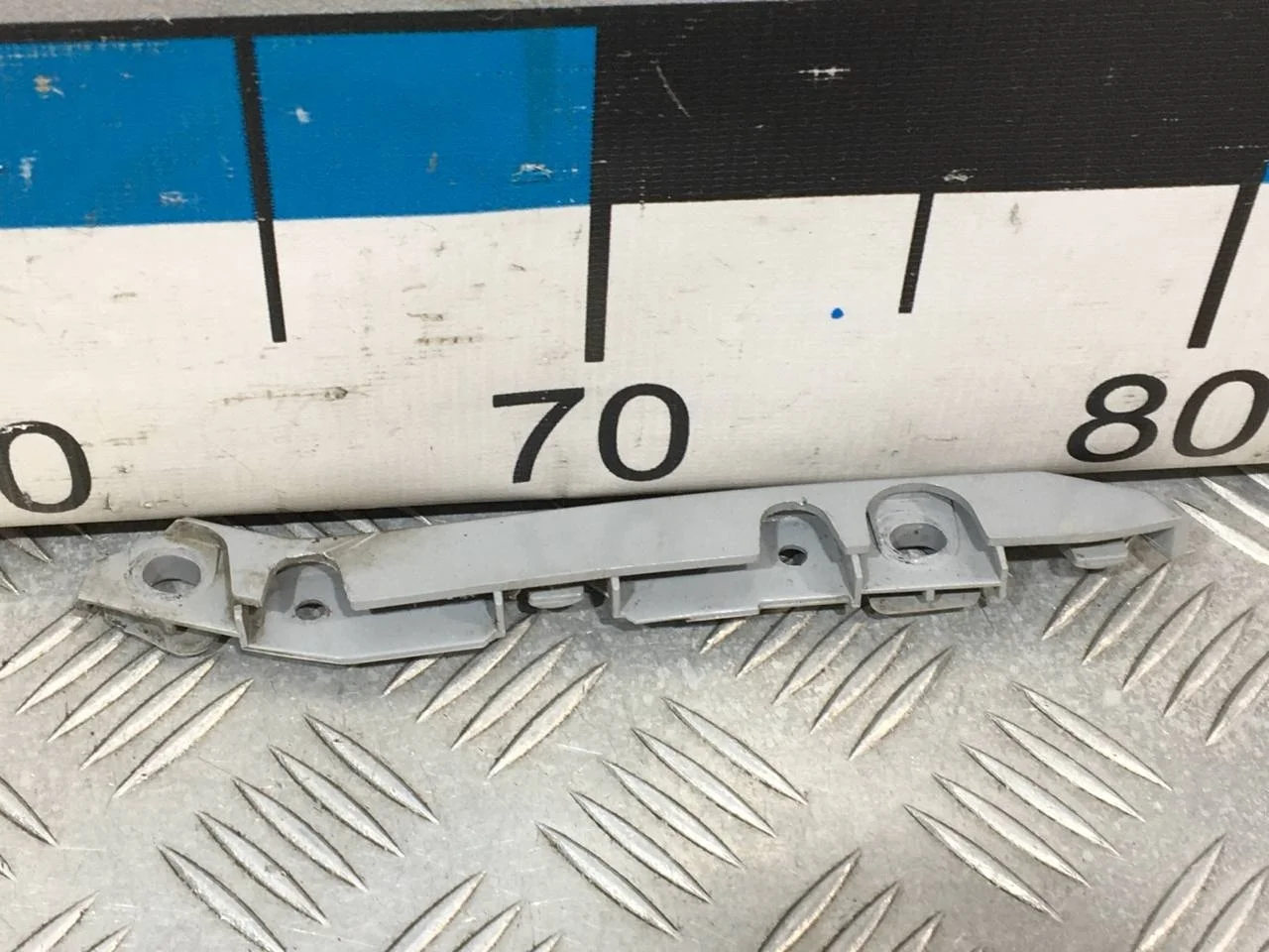 [Б/У] Направляющая переднего бампера левая W213 - (Состояние: сломана направляющая) [ХОРОШЕЕ] [Код: 00657627 ]