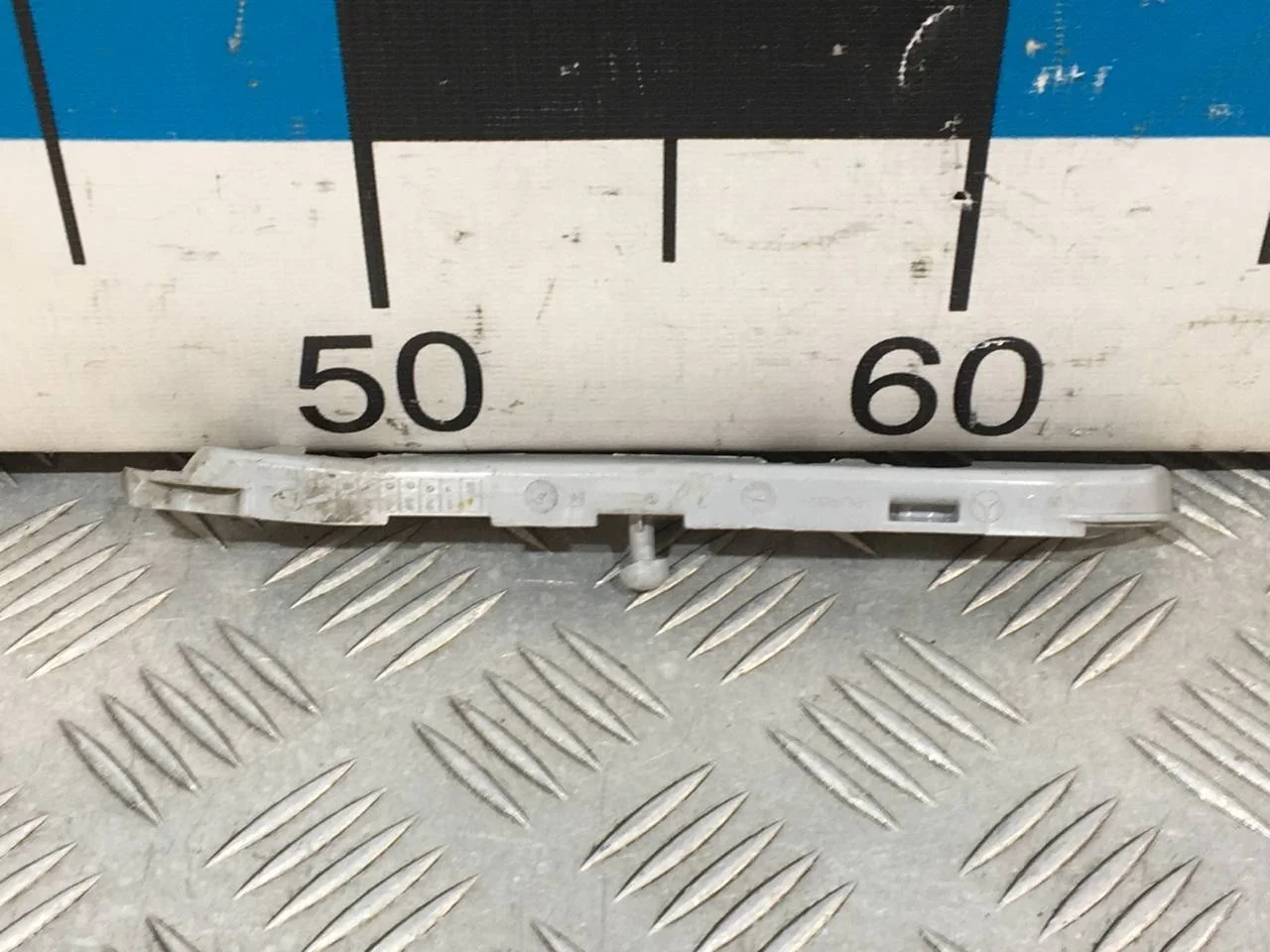 [Б/У] Направляющая переднего бампера правая W213 [Код: 00657628 ]