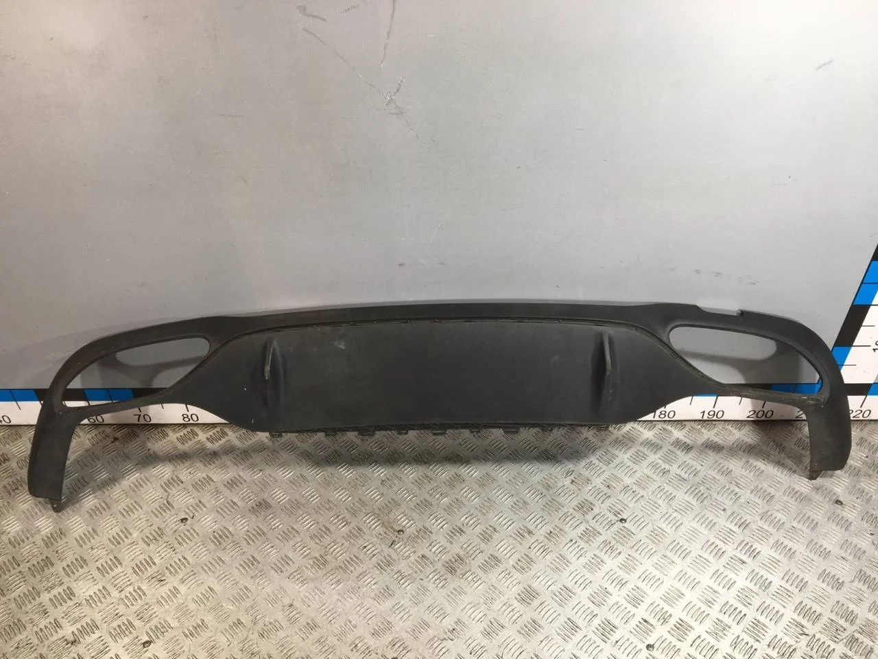 [Б/У] Спойлер заднего бампера W213 AMG - (Состояние: незначительные царапины и потертости) [ХОРОШЕЕ] [Код: 00658278 ]