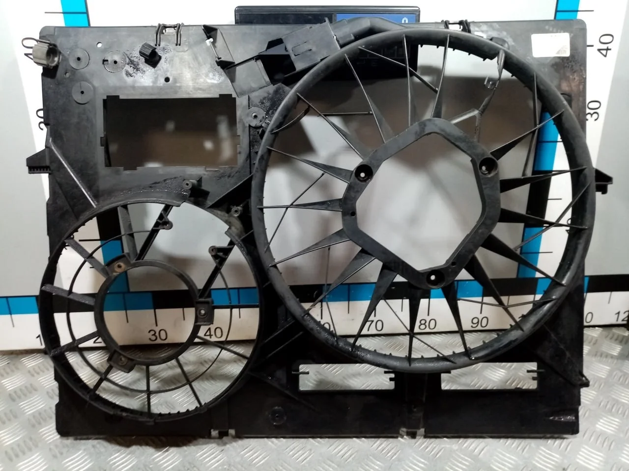 [Б/У] Диффузор вентилятора Audi Q7, VW Touareg - Скол пластика [Незначительные дефекты] [Код: 00660005 ]