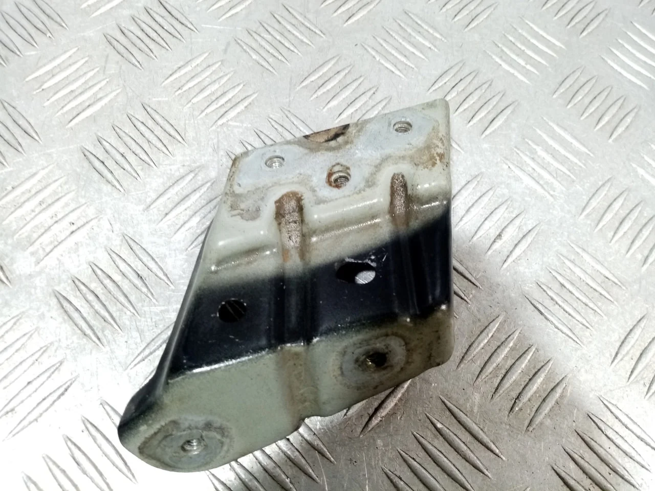 [Б/У] Кронштейн крепления крыла правый [Код: 00659522 ]