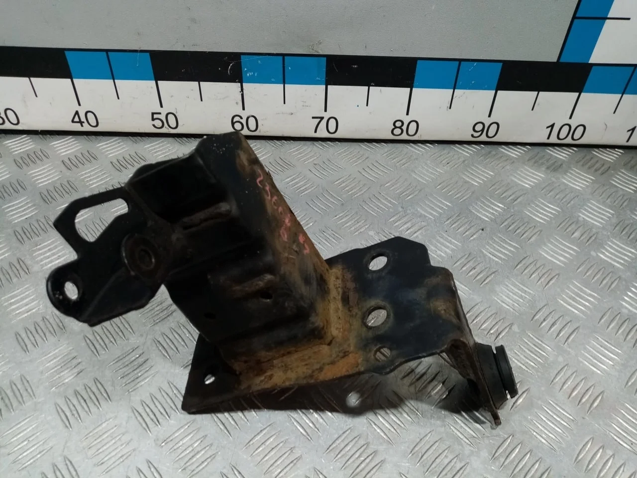 [Б/У] Кронштейн усилителя перед. бампера правый [Код: 00659847 ]