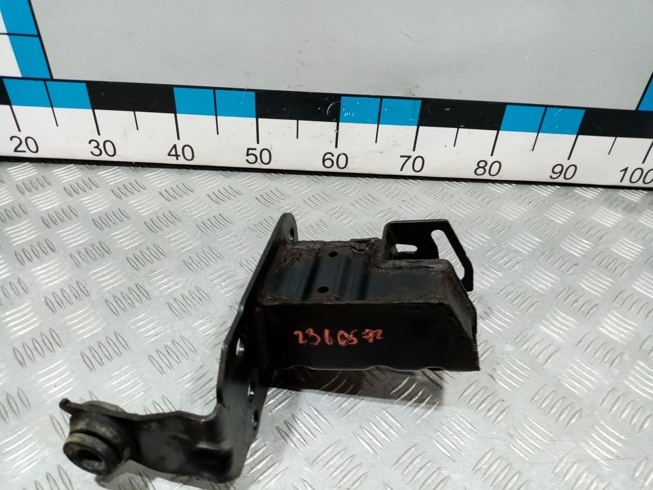 [Б/У] Кронштейн усилителя переднего бампера левый [Код: 00659846 ]