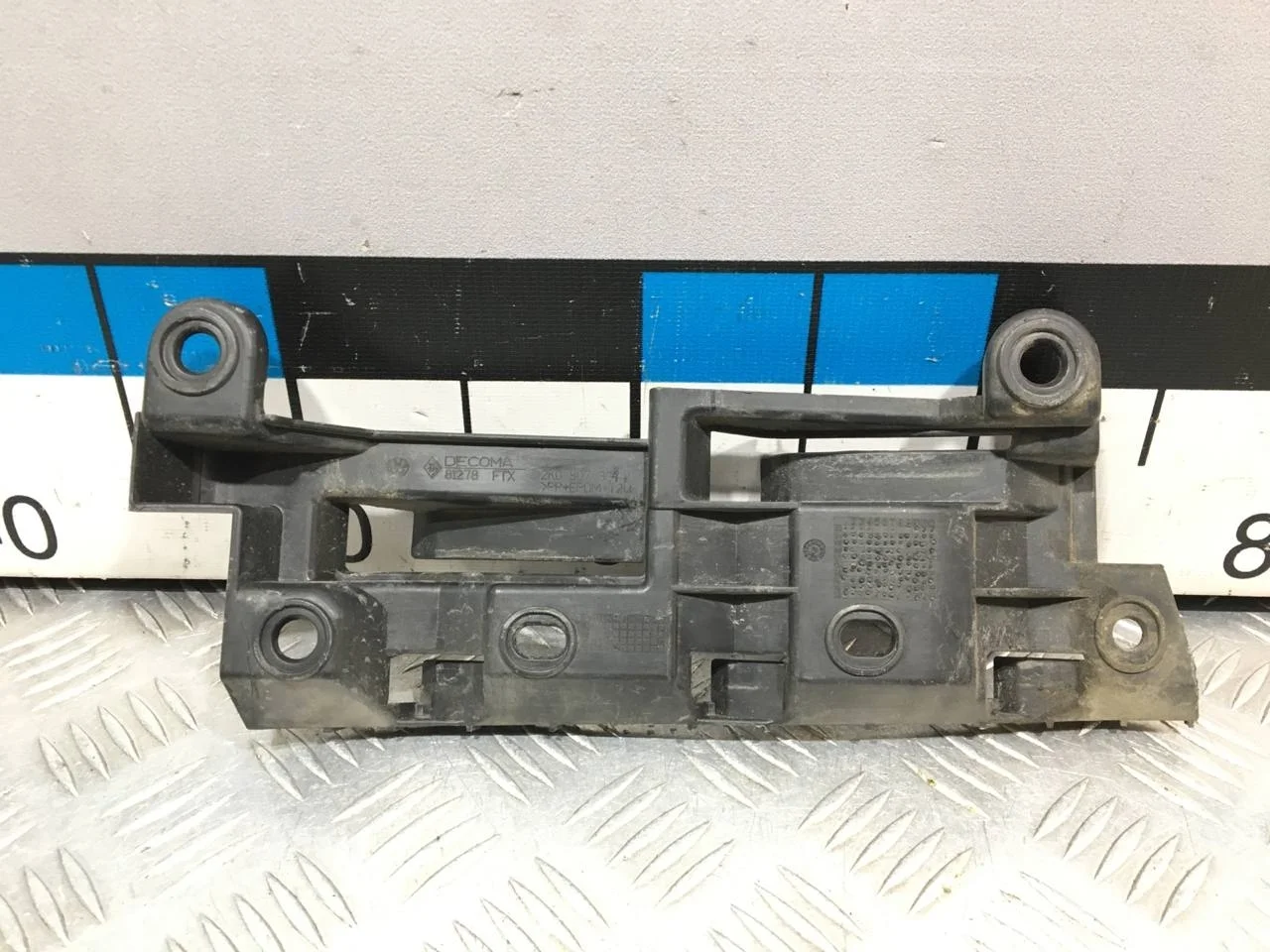 [Б/У] Направляющая заднего бампера правая - (Состояние: сломано ухо крепления) [Незначительные дефекты] [Код: 00659097 ]