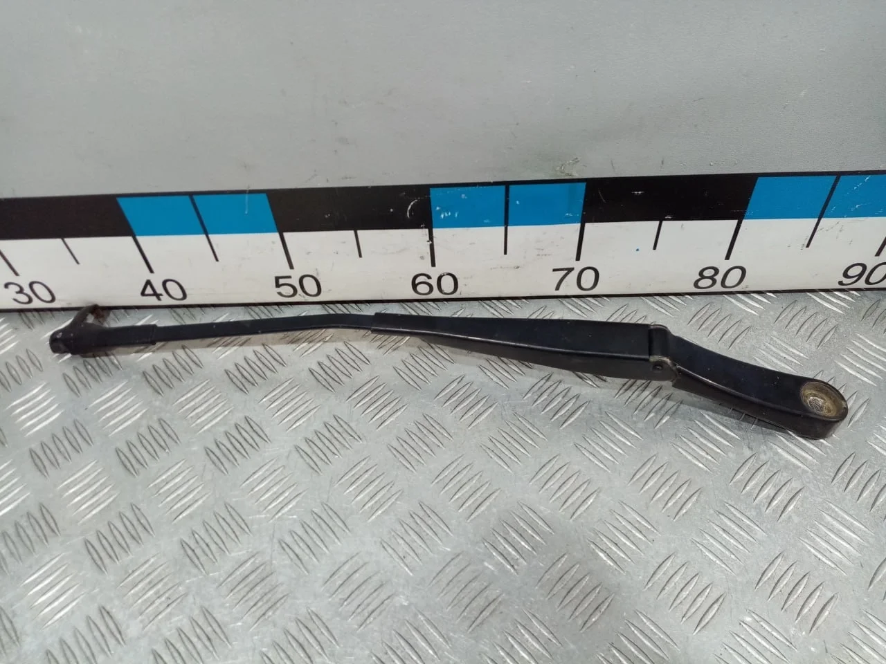 [Б/У] Поводок стеклоочистителя передний левый - (Состояние: потертости) [ХОРОШЕЕ] [Код: 00659255 ]