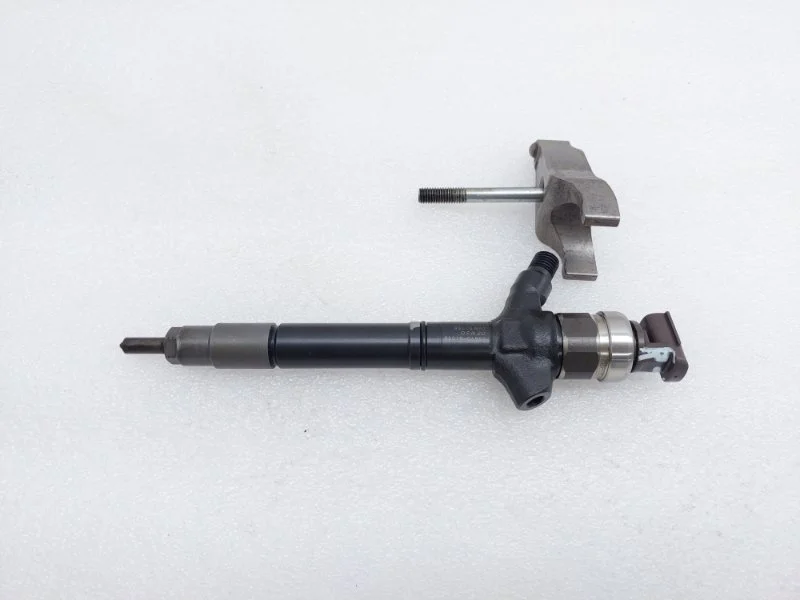 Форсунка топливная Toyota Land Cruiser 2011 J200