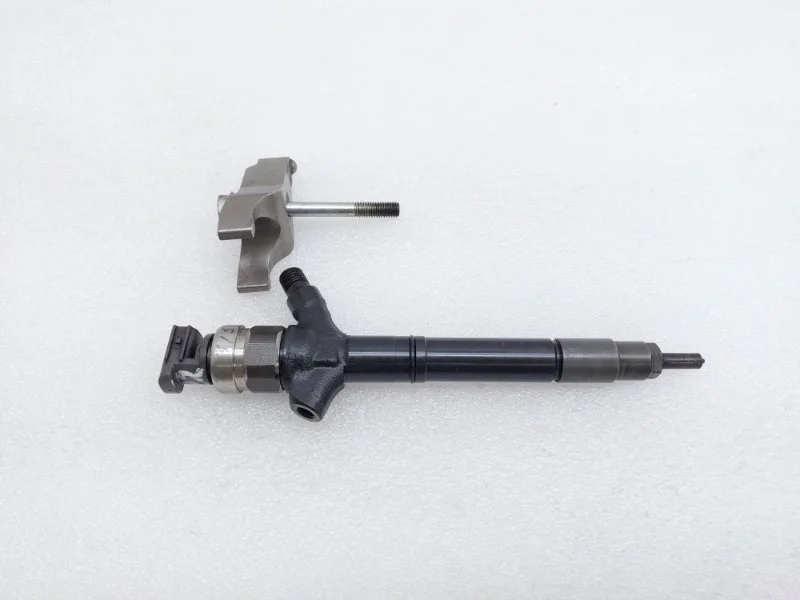 Форсунка топливная Toyota Land Cruiser 2011 J200