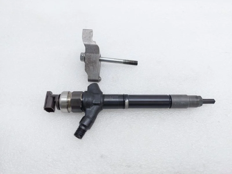 Форсунка топливная Toyota Land Cruiser 2011 J200