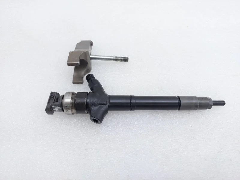 Форсунка топливная Toyota Land Cruiser 2011 J200