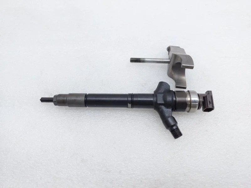 Форсунка топливная Toyota Land Cruiser 2011 J200