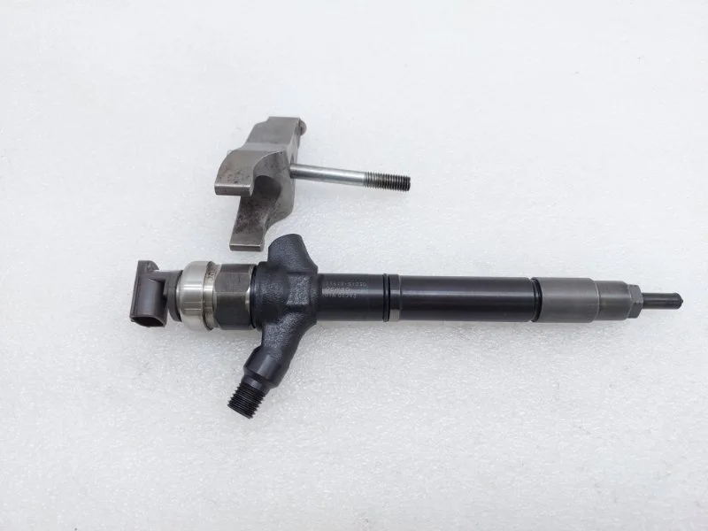 Форсунка топливная Toyota Land Cruiser 2011 J200