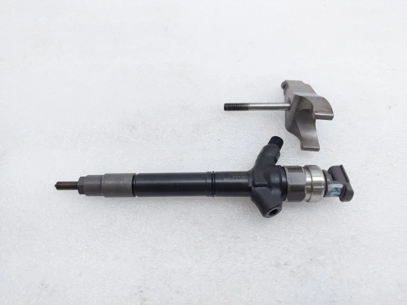 Форсунка топливная Toyota Land Cruiser 2011 J200