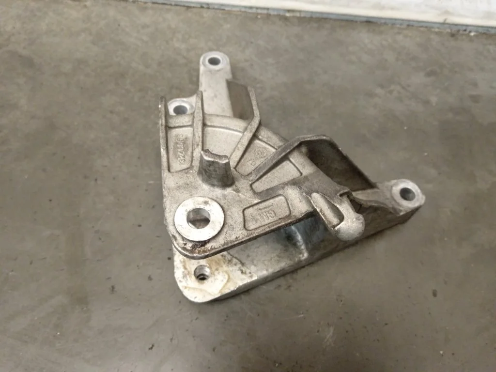 Кронштейн двигателя Opel Astra 2012 J