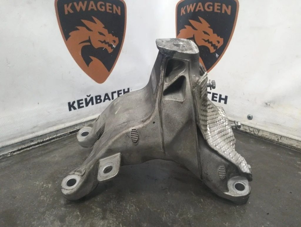 Кронштейн двигателя Audi Q5 2013 8R