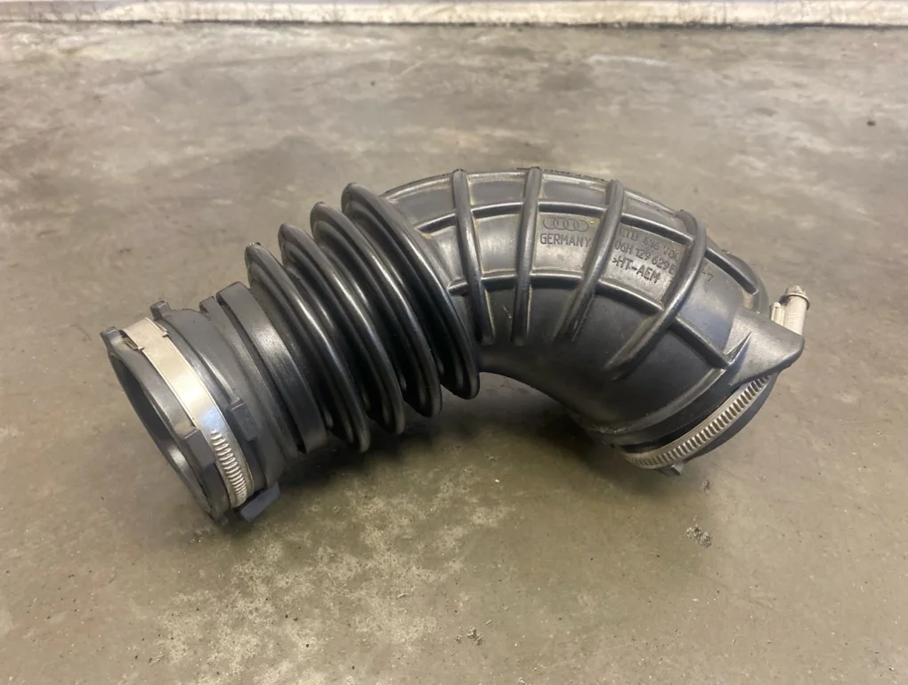 Патрубок воздушного фильтра Audi A4 2010 B8