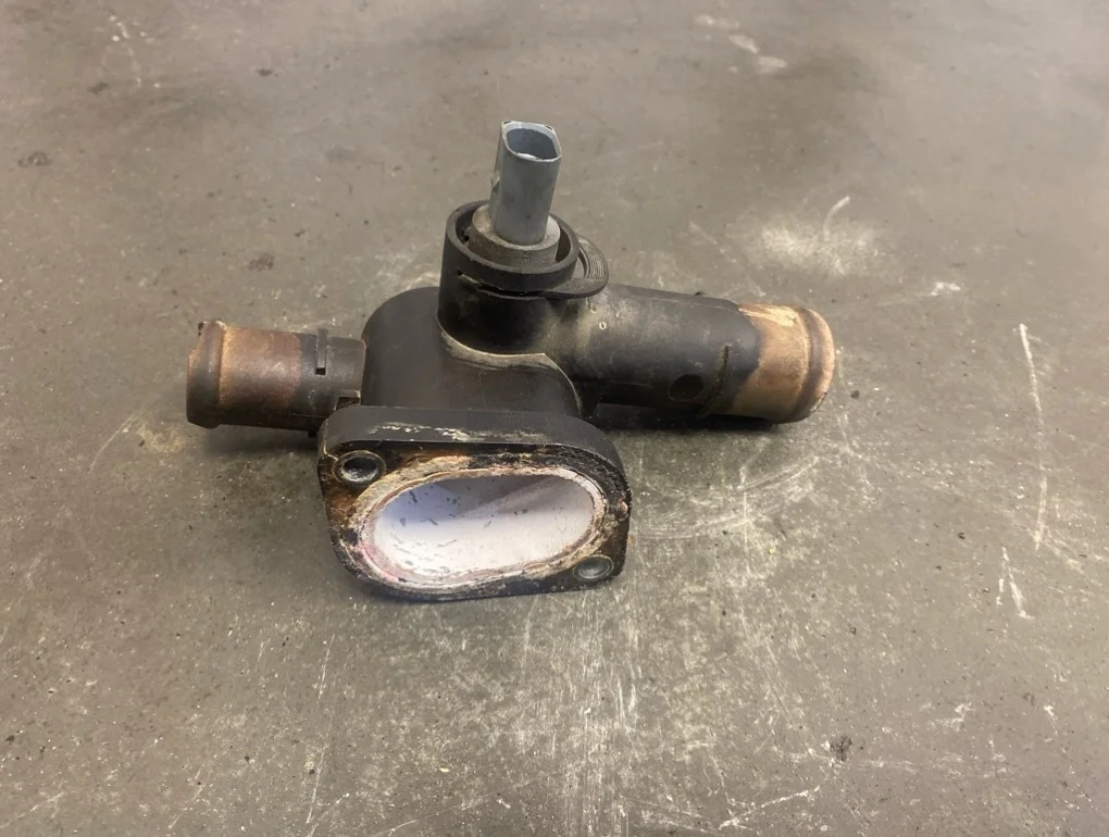 Фланец системы охлаждения Volkswagen Golf 2007 MK5