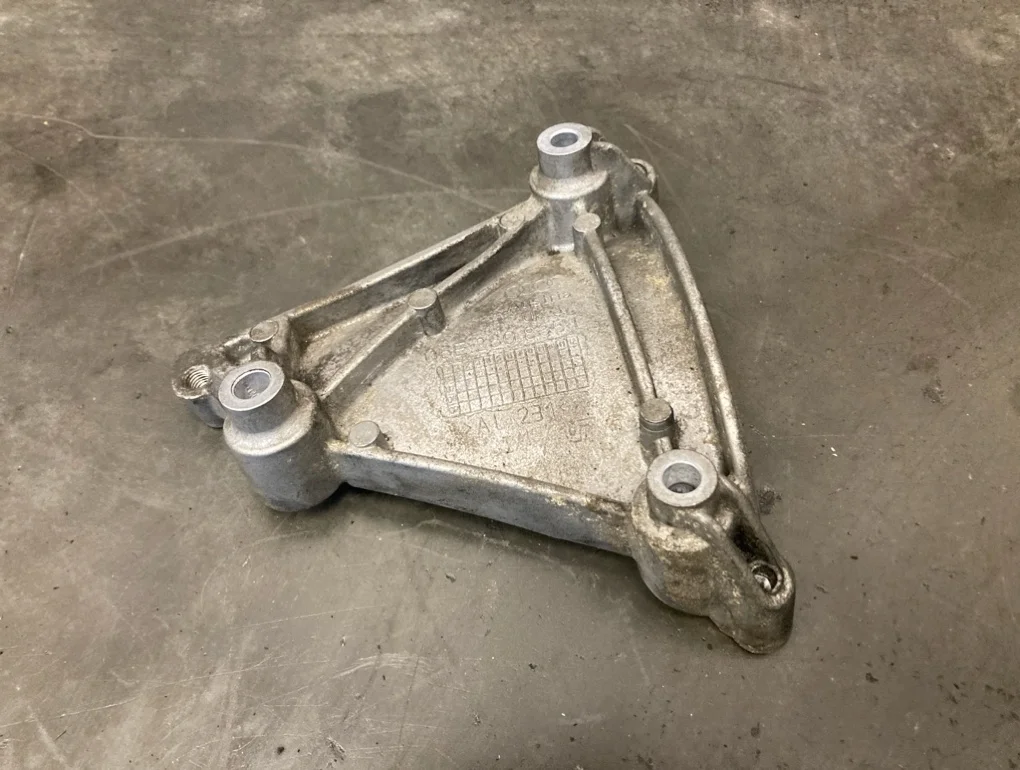 Кронштейн компрессора кондиционера Audi A6 2006 C6