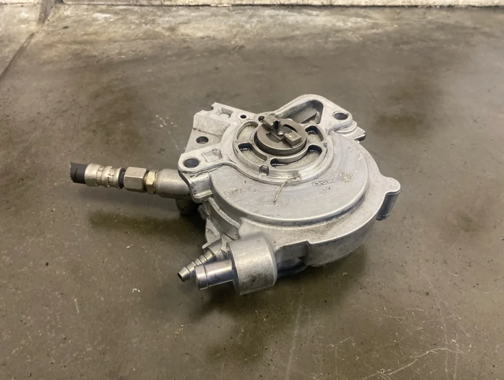 Вакуумный насос Volkswagen Touareg 2012 7L