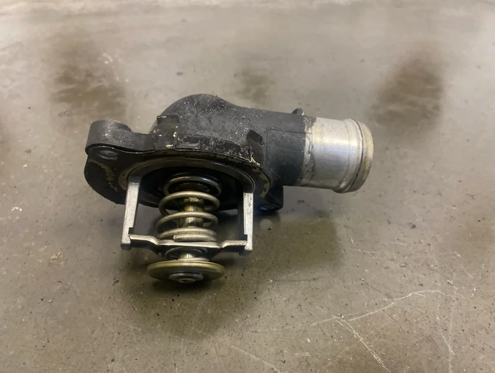 Корпус термостата Volkswagen Touareg 2004 7L