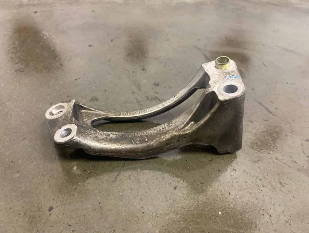 Кронштейн компрессора кондиционера Volkswagen Touareg 2004 7L