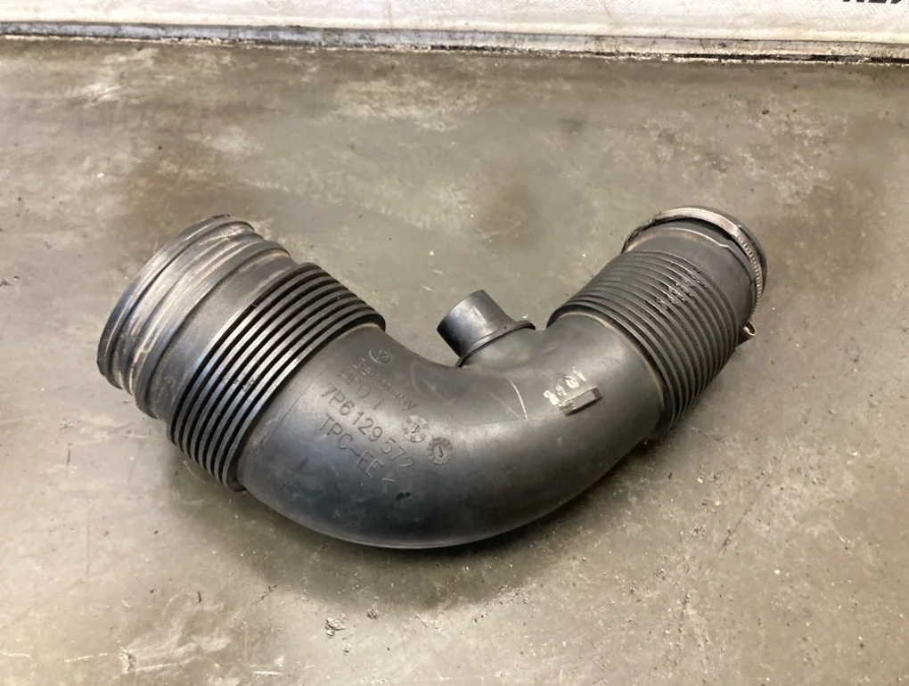 Патрубок воздушного фильтра Volkswagen Touareg 2015 7P