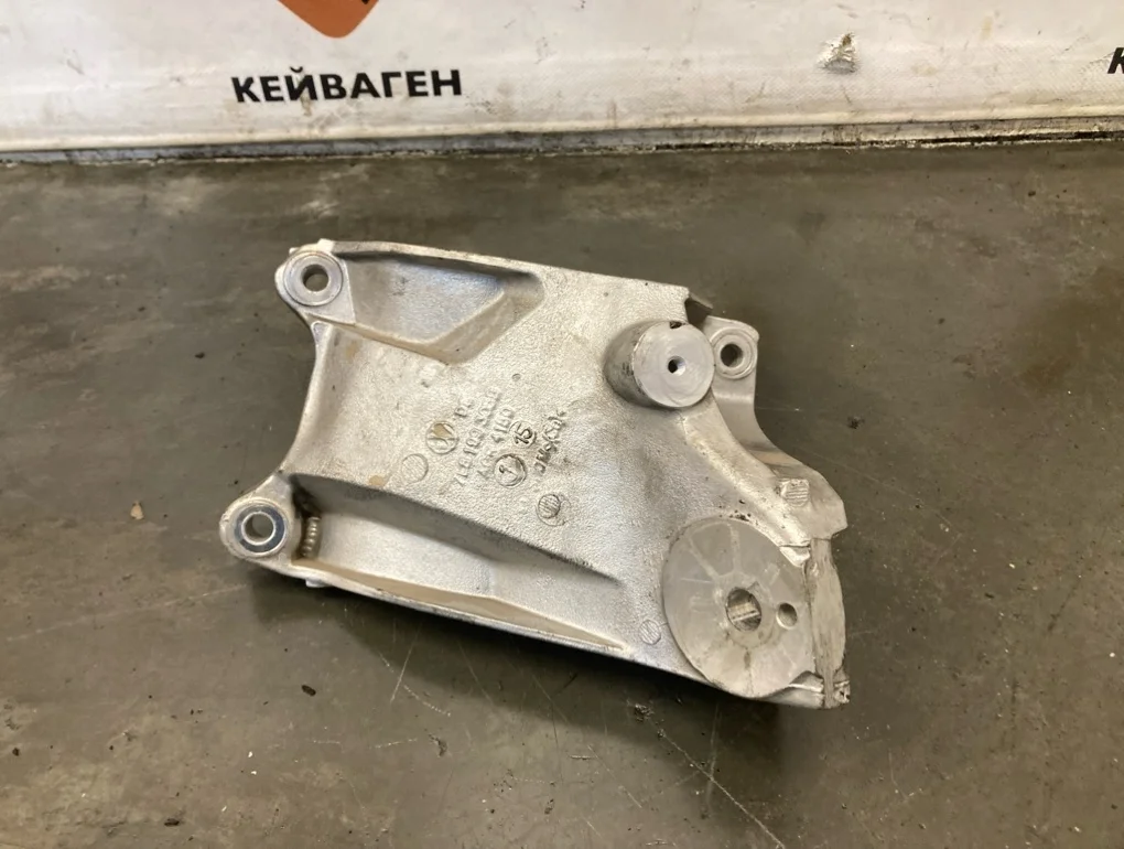 Кронштейн двигателя Volkswagen Touareg 2015 7P