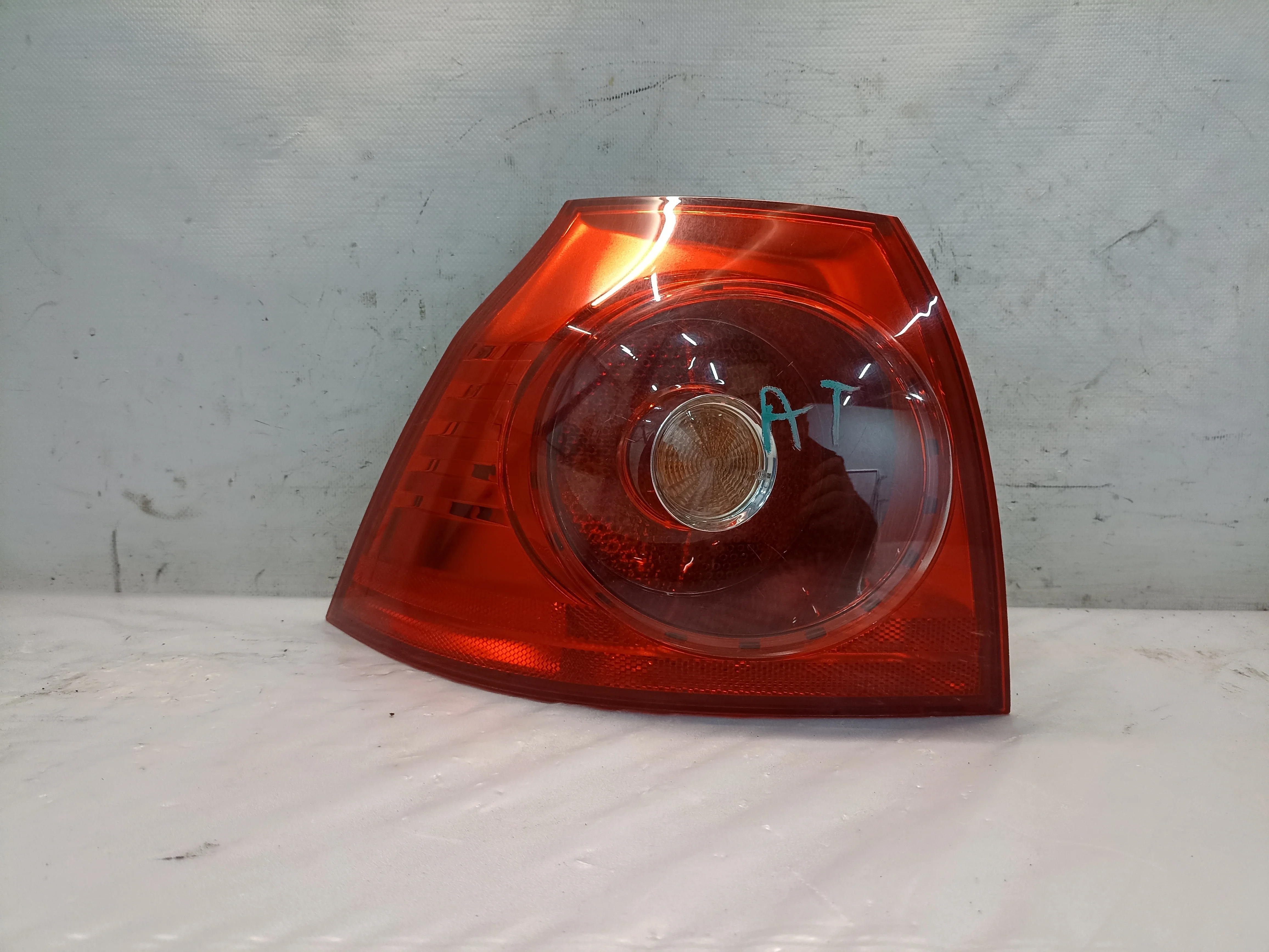 ФОНАРЬ VOLKSWAGEN ЛЕВО 1K6945095AA XA6395