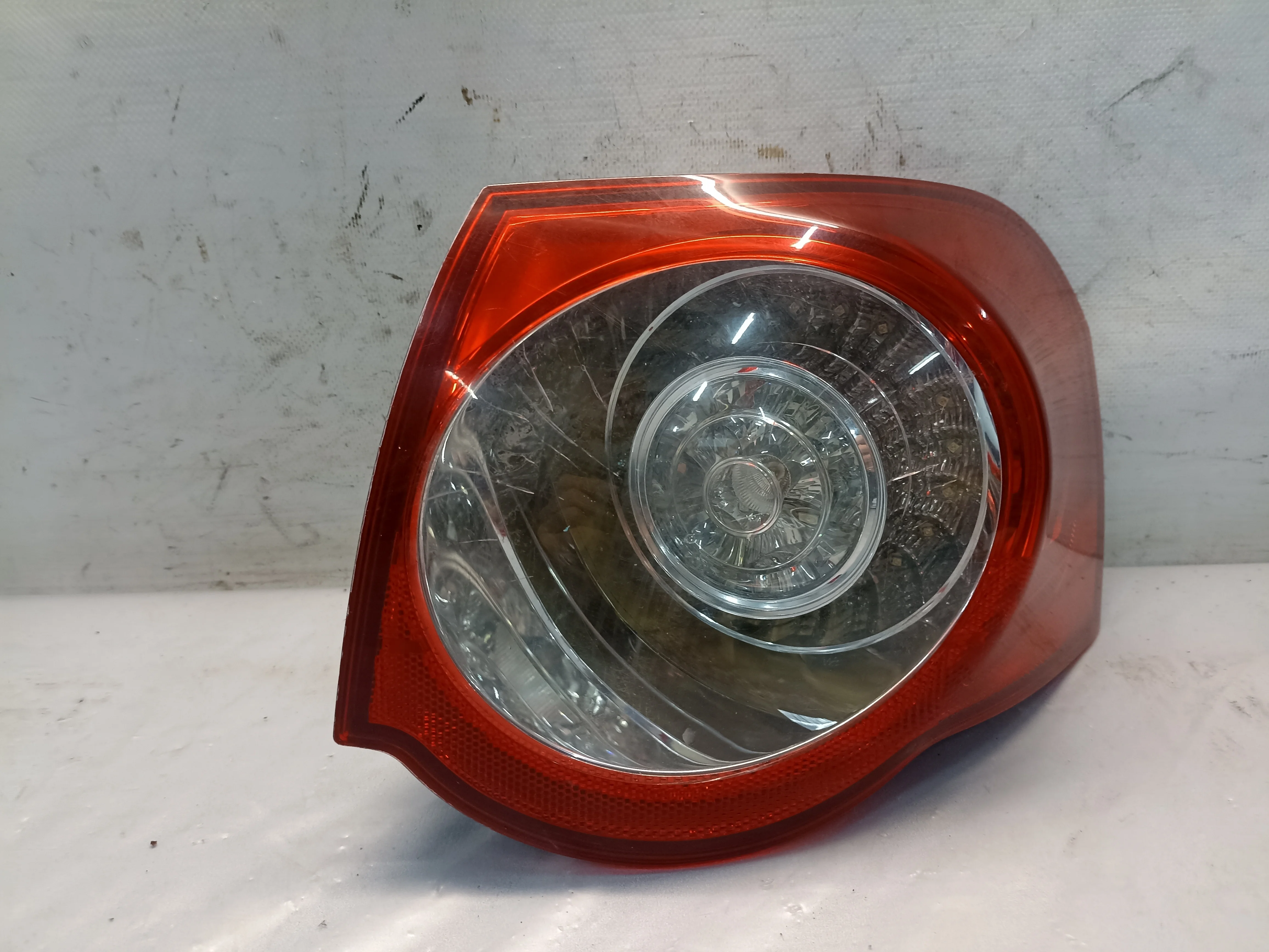 ФОНАРЬ VOLKSWAGEN ПРАВО 3C9945096N XE282