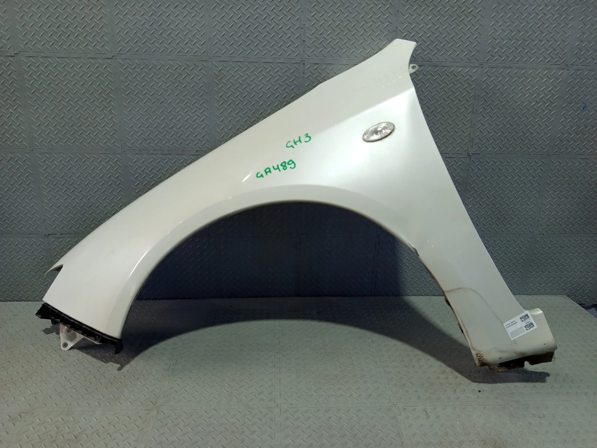 КРЫЛО SUBARU 57120FG0309P ПЕРЕД ЛЕВО белый, 37J GA489