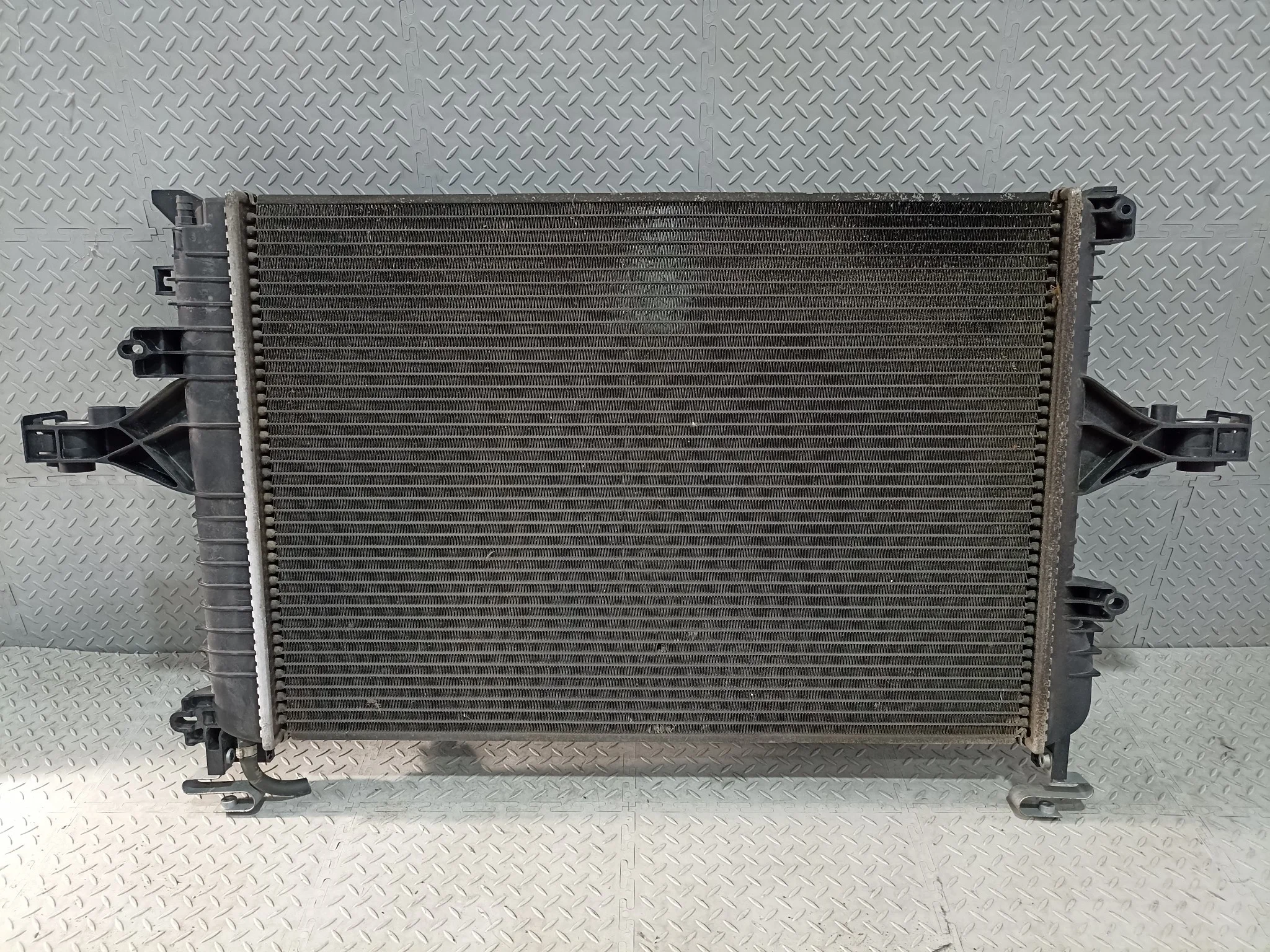 РАДИАТОР ДВИГАТЕЛЯ VOLVO ... D5244T3 D5244T4 D5244T5 D5244T6 D5244T7 D5252T C70 S60 S80 V50 V70 XC70 ... RH RS SJ SW SZ TS АТМ БЕЗ ДИФФУЗОРА 31319056 KB923Z