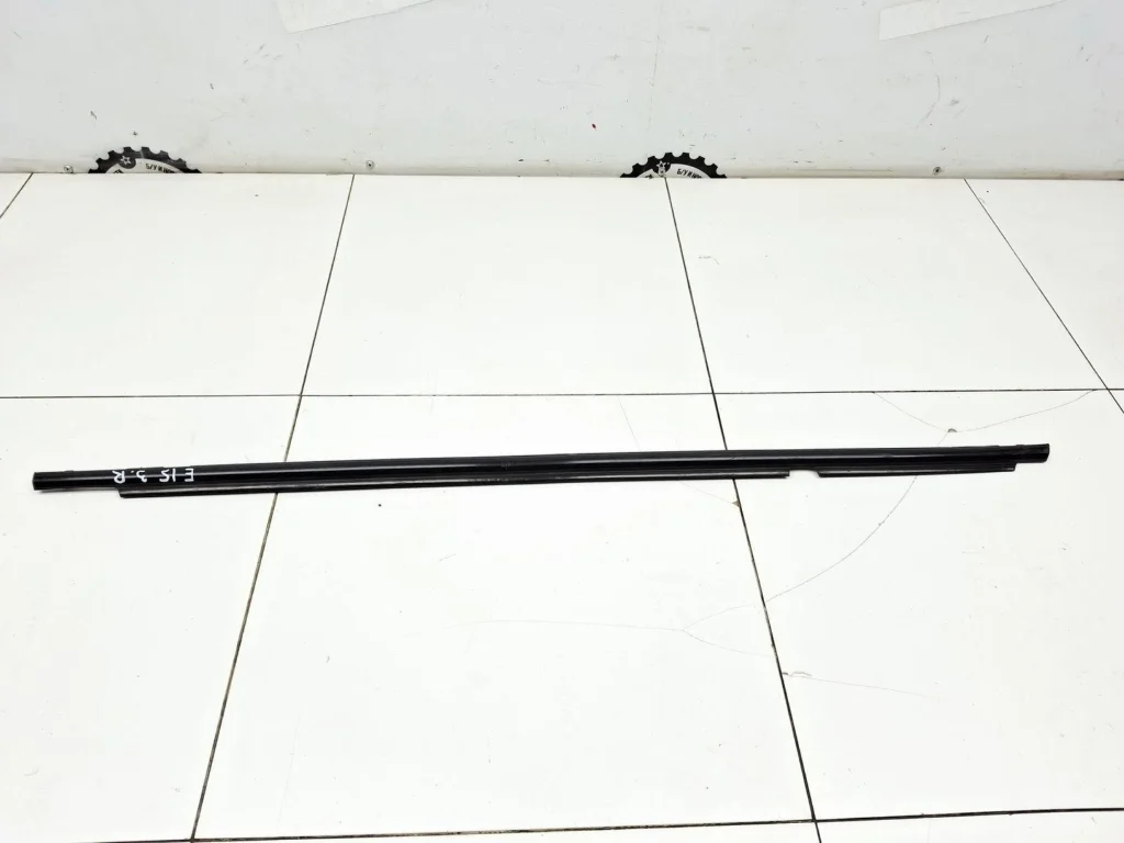 Накладка стекла заднего правого Toyota Corolla 2008 E150