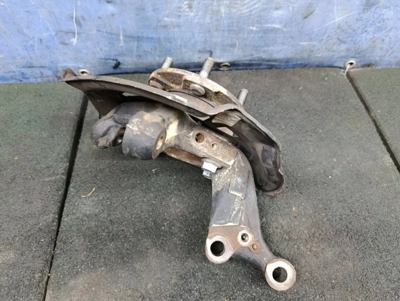 Кулак со ступицей Toyota Verso 2016 432110F020 ZGR20 1.6 1ZR-FAE, передний левый