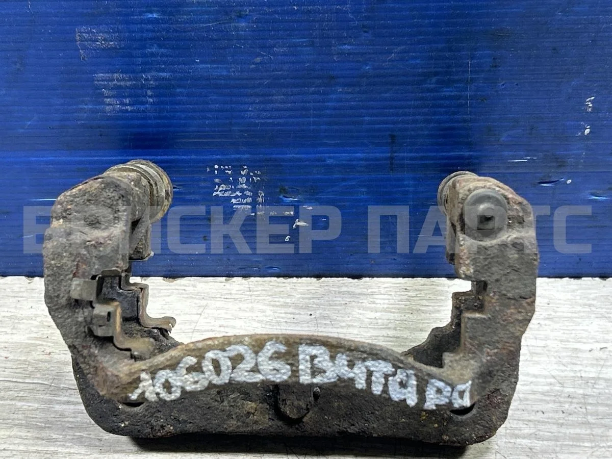 Скоба суппорта переднего Сузуки Гранд Витара 1