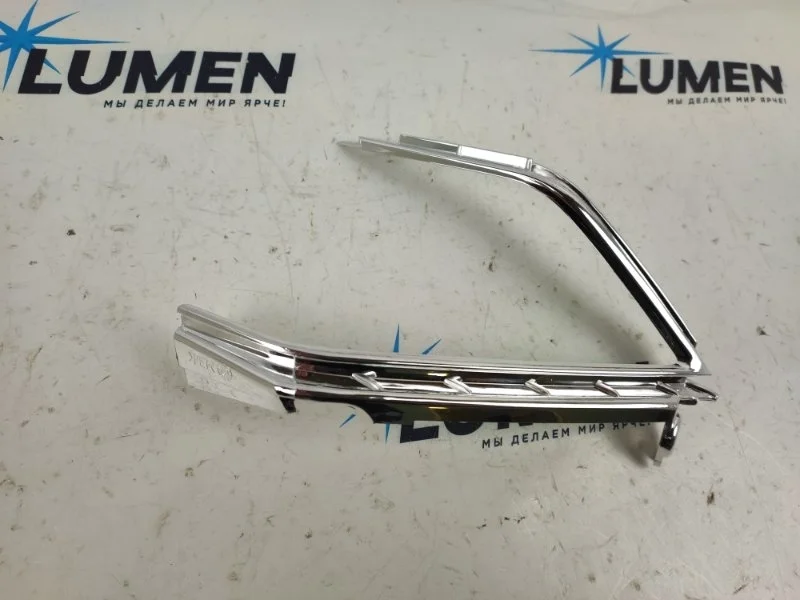 Молдинг линзы Audi A4 2015-2019 8W0941033 B9, правый