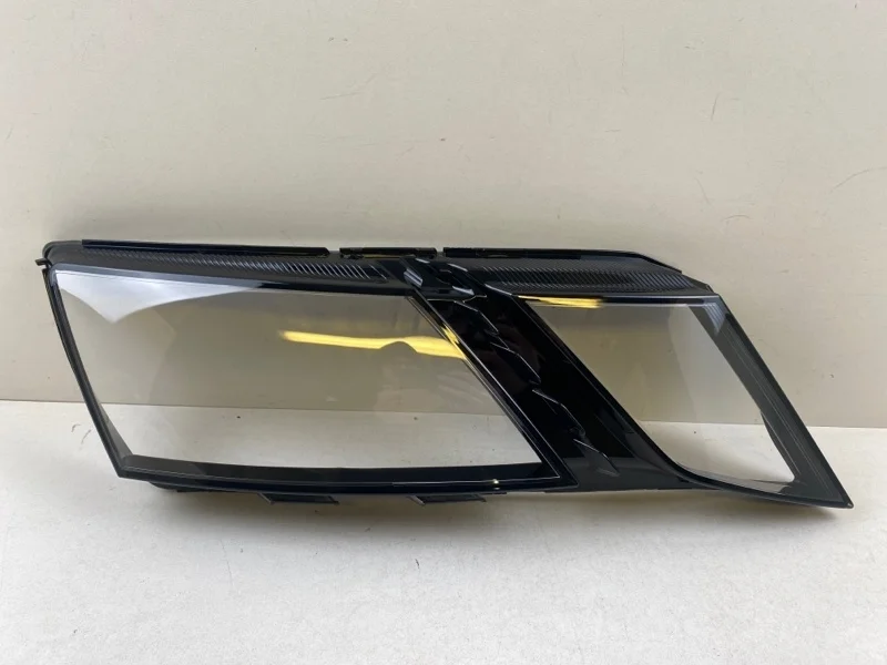 Стекло фары Skoda Octavia 2018-2020 5E1941016D A7, правое