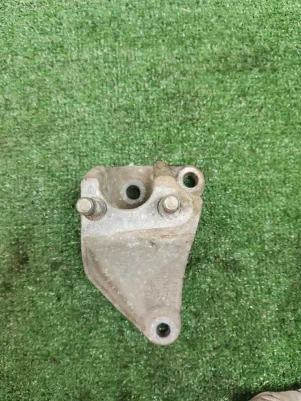 Кронштейн двигателя Ford Fiesta 2012 1798070 MK6 1.4 SPJC