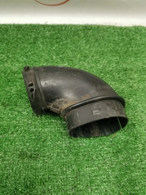 Воздухозаборник Ford Kuga 1 2010 30677340 2.5 HYDB