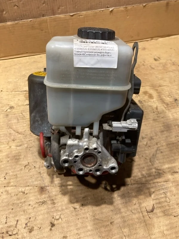 Блок ABS (насос) Toyota Land Cruiser 2010 4705060320 URJ200 1VD-FTV 4.5
