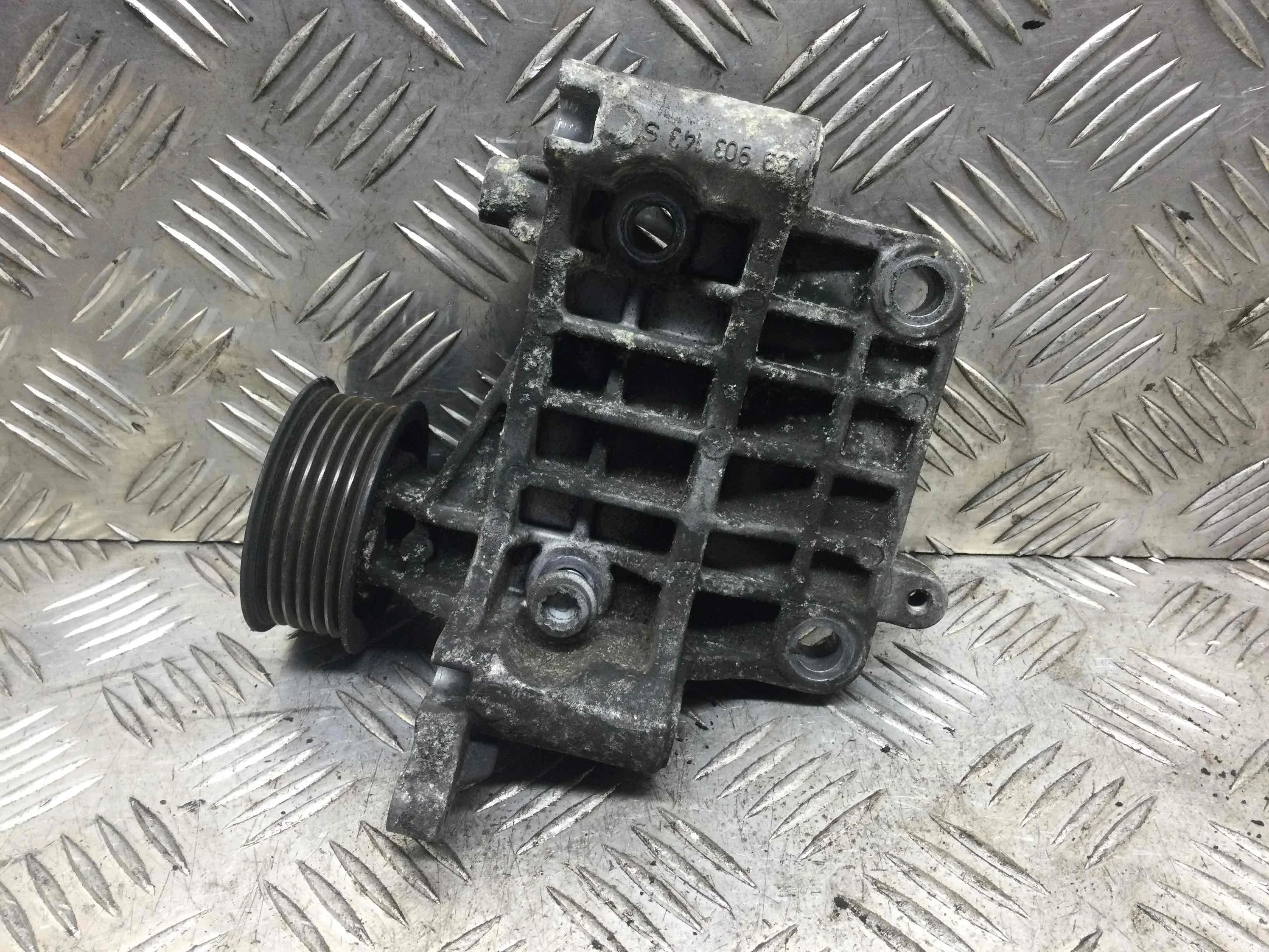 Кронштейн генератора Audi A5 8T (2007-2011) дизель 3.0 TDI Механика Седан