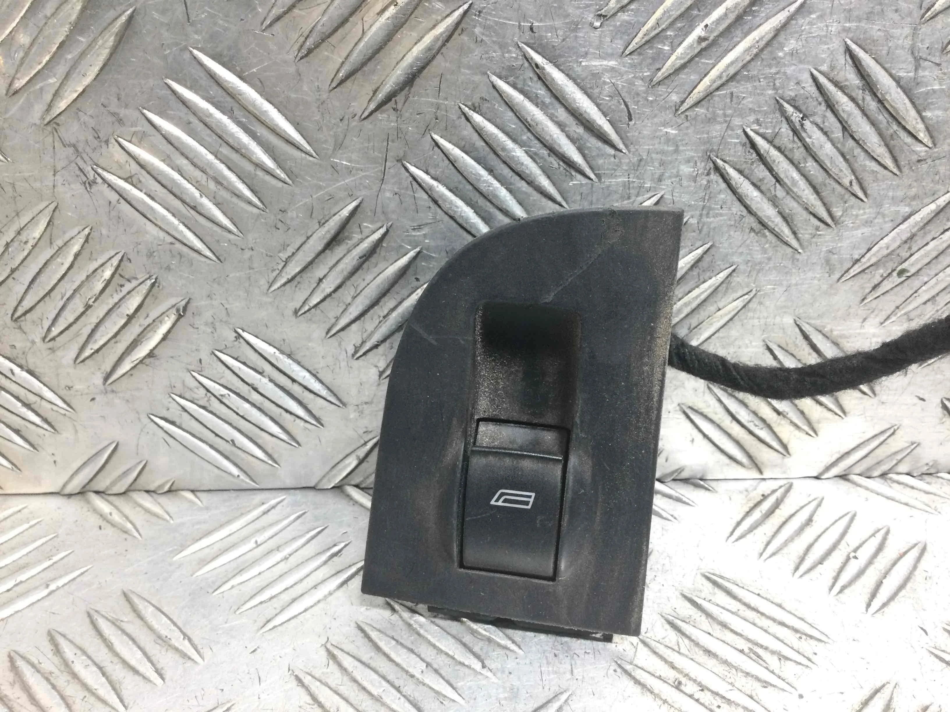 Кнопка стеклоподъемника заднего правого Audi A6 C5/4B (1997-2004) дизель 2.5 TDI Автомат Универсал