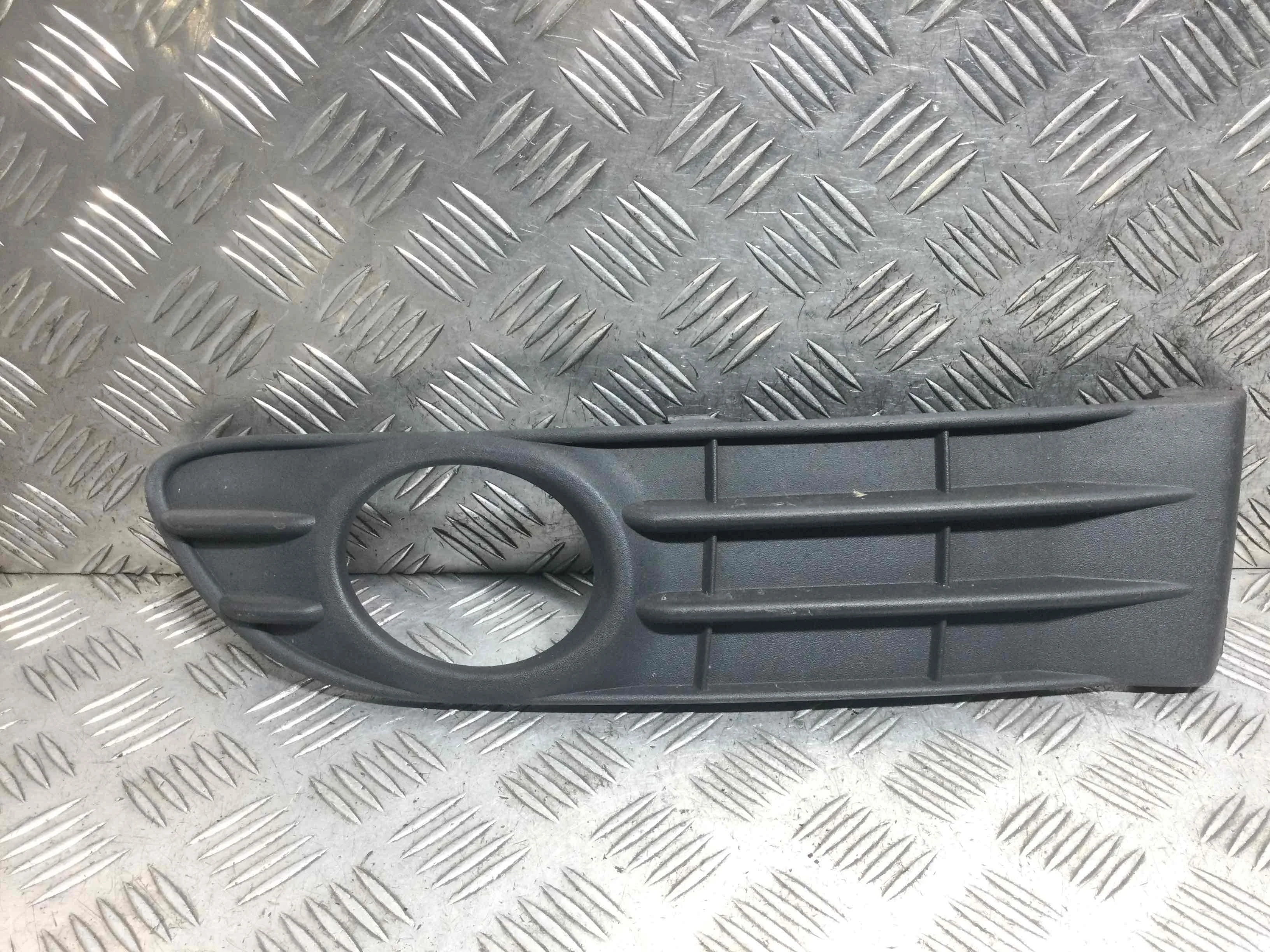 Заглушка (решетка) в бампер передний Volvo S40 2 поколение [рестайлинг] (2007-2012) бензин 2.4 i Механика Седан