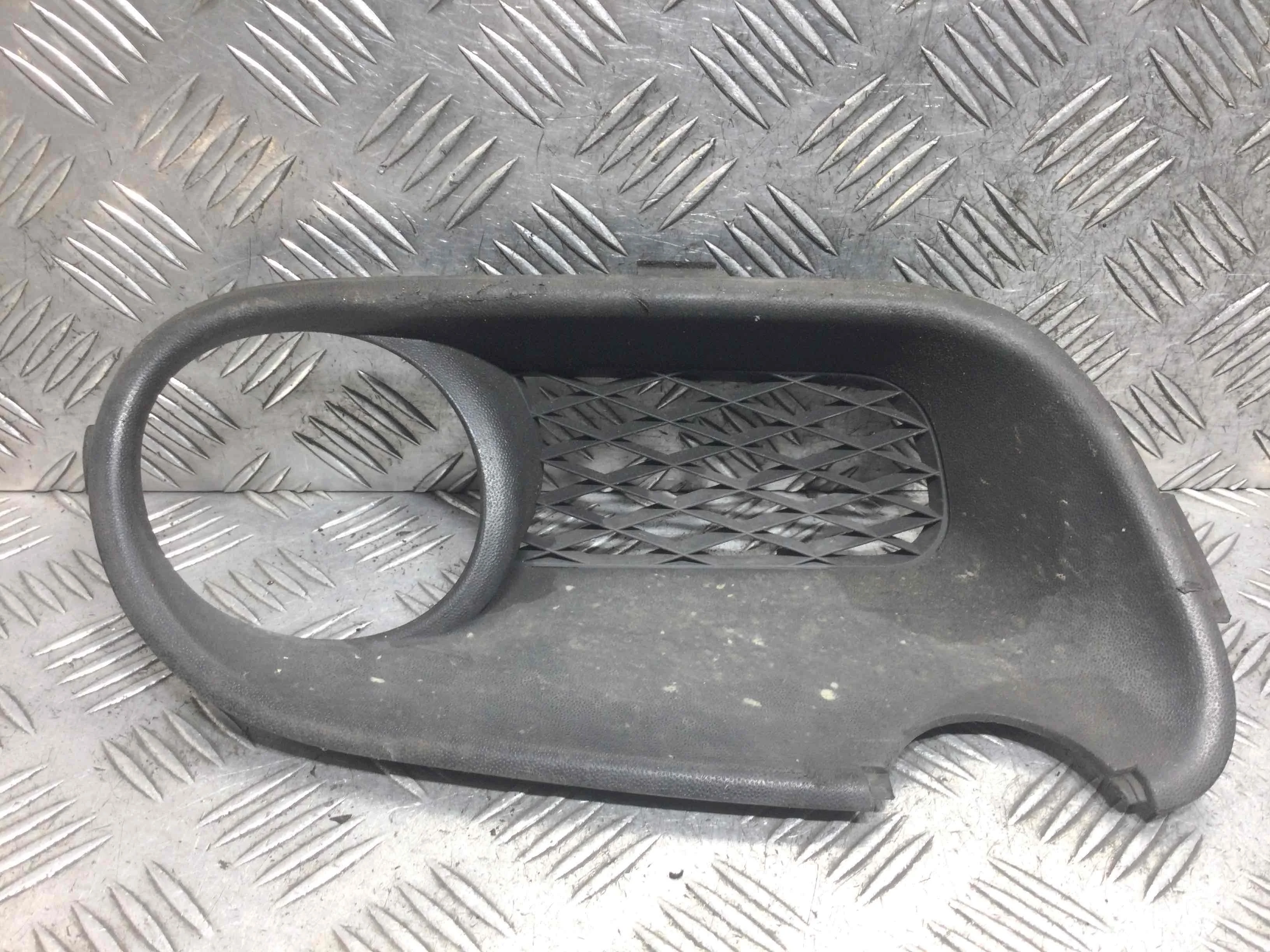 Рамка фары противотуманной левой Volkswagen Touareg 1 поколение 2002-2007 дизель 2.5 TDI Автомат Внедорожник