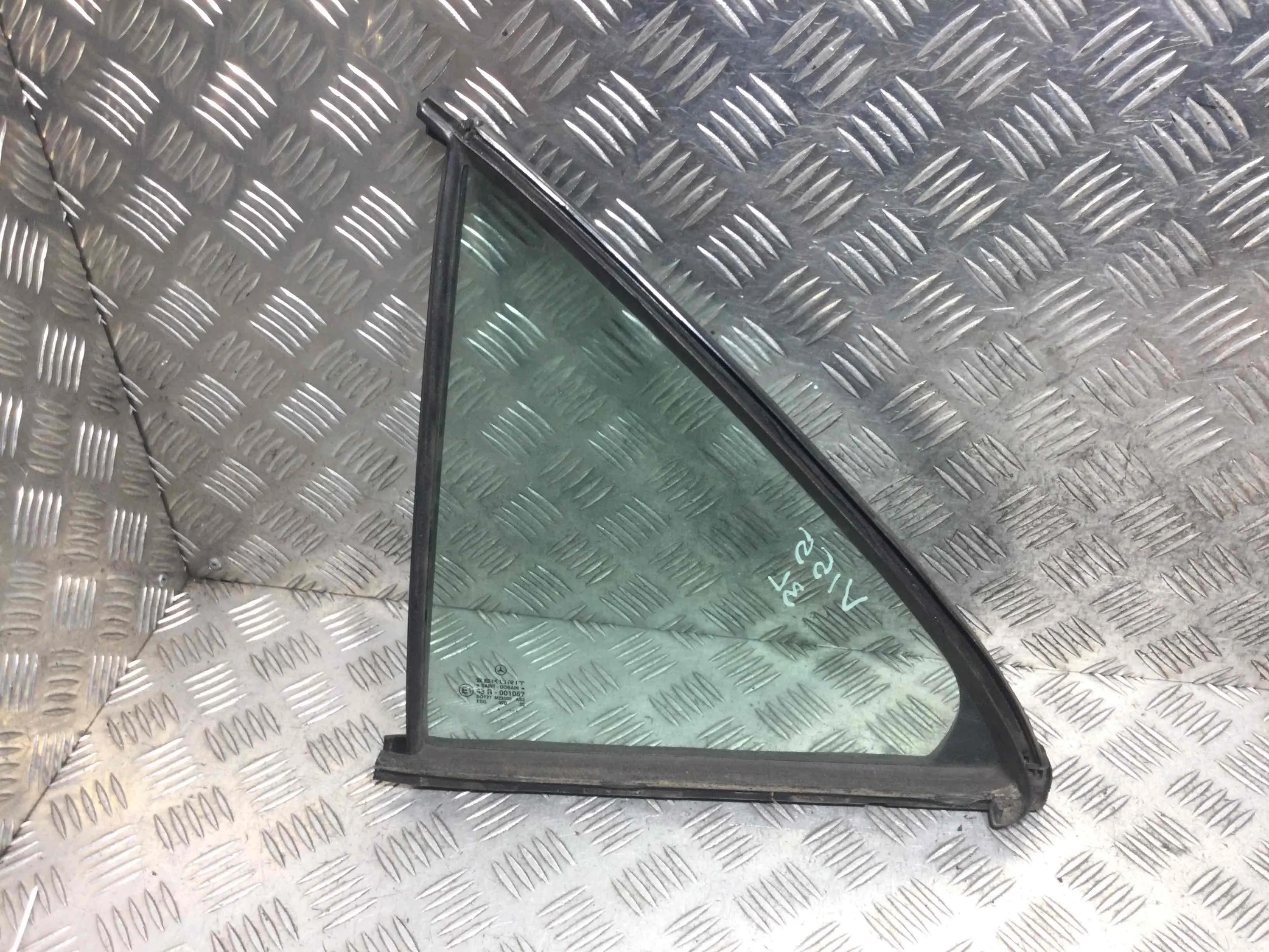 Форточка задняя левая Mercedes C-klasse W202/S202 [рестайлинг] (1997-2001) бензин 1.8 i Механика Седан